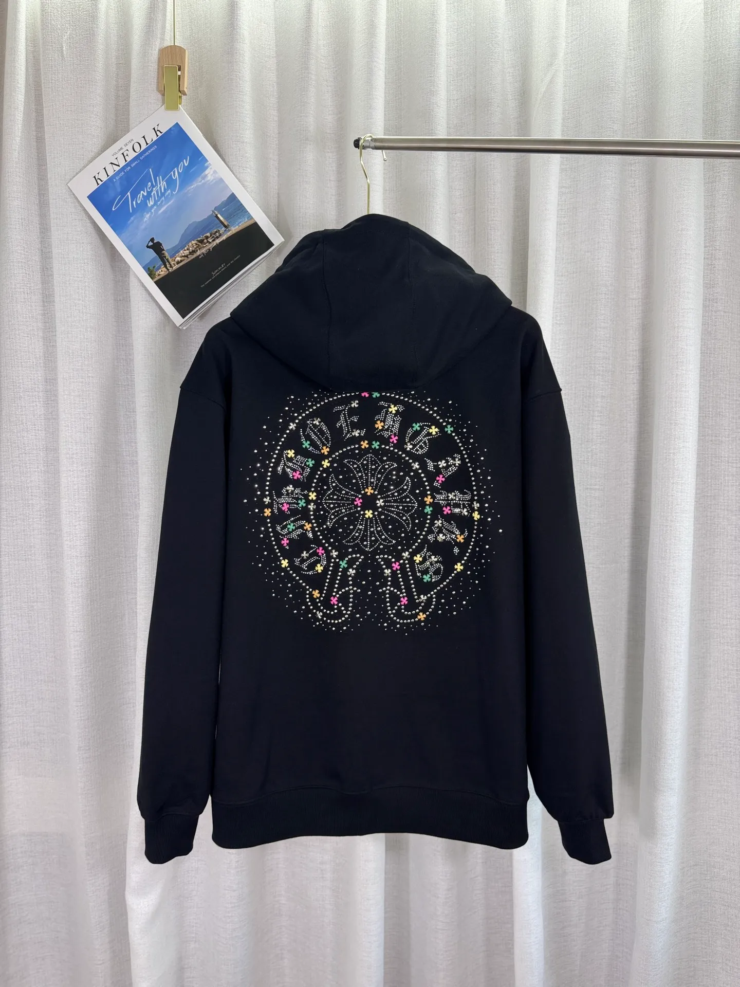 P350 top version, real shot without P, ​​different from market currency) 𝗖𝗵𝗿𝗼𝗺𝗲 𝗛𝗲𝗮𝗿𝘁𝘀/Cro Heart 2025 Washable Watercolor Diamond Paste Autumn and Winter New Original Single Counter American Laser Diamond 3D Three-dimensional Color Embroidery Couple Casual Cardigan Sweatshirt 👑The highest version! Customized fabric 480g tripe terry fabric! American acid-washed and distressed original fabric, laser-burned pattern ✟Colored diamond hardware stickers, exquisite embroidery of letters! The best-selling model in the counter, very comfortable to wear. Accessories: original molded and authenticated collar label➕100% silk wash label. Genuine purchase-grade original hangtag➕matching hanging rope➕3D hanging beads➕original packaging bag. Craftsmanship: The original version has consistent wiring! The highest version of the armhole matching technique! Color: Apricot Black Size: S M L XL Style Number: 25-322
